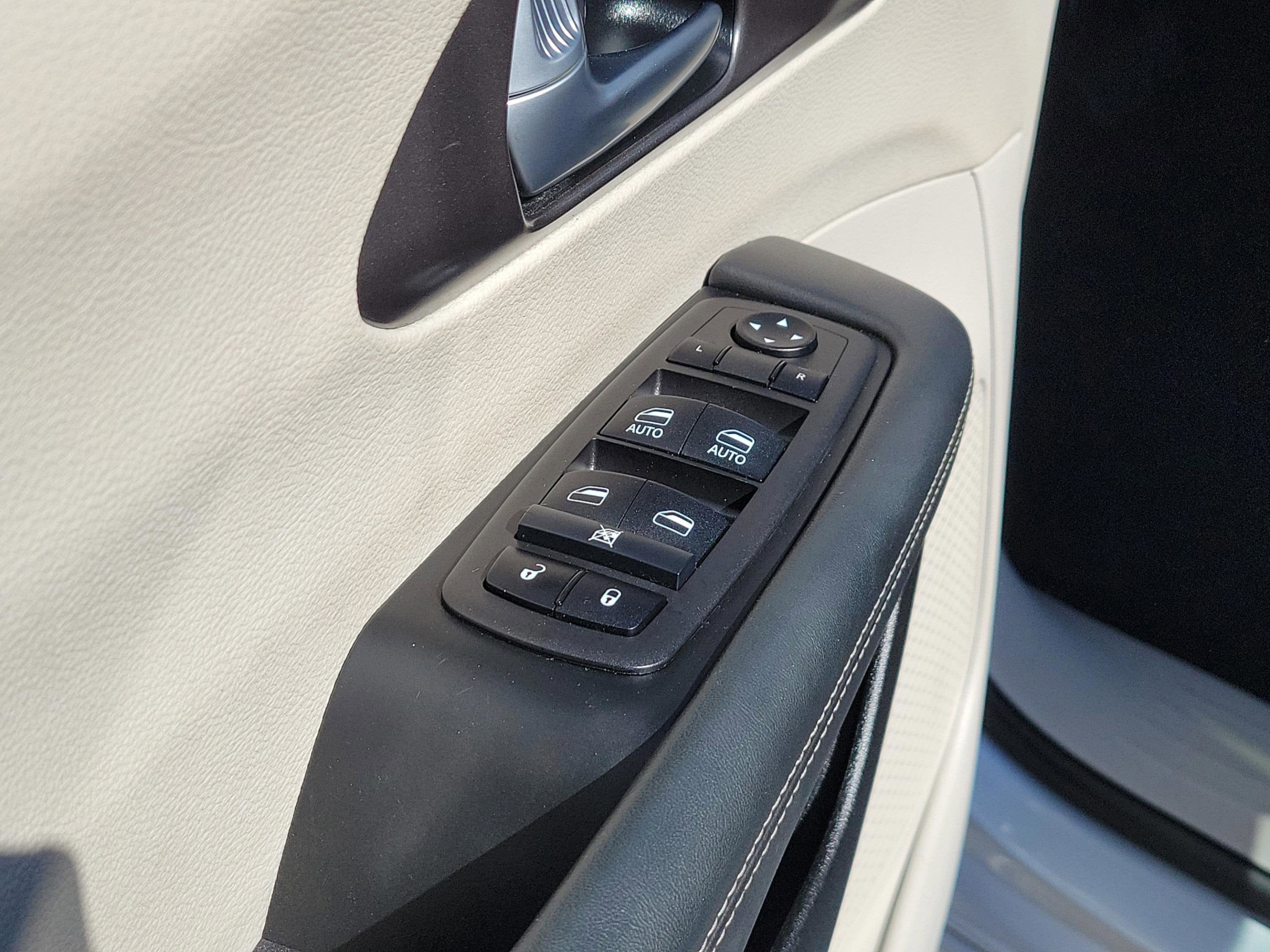 2024 Chrysler Pacifica Select