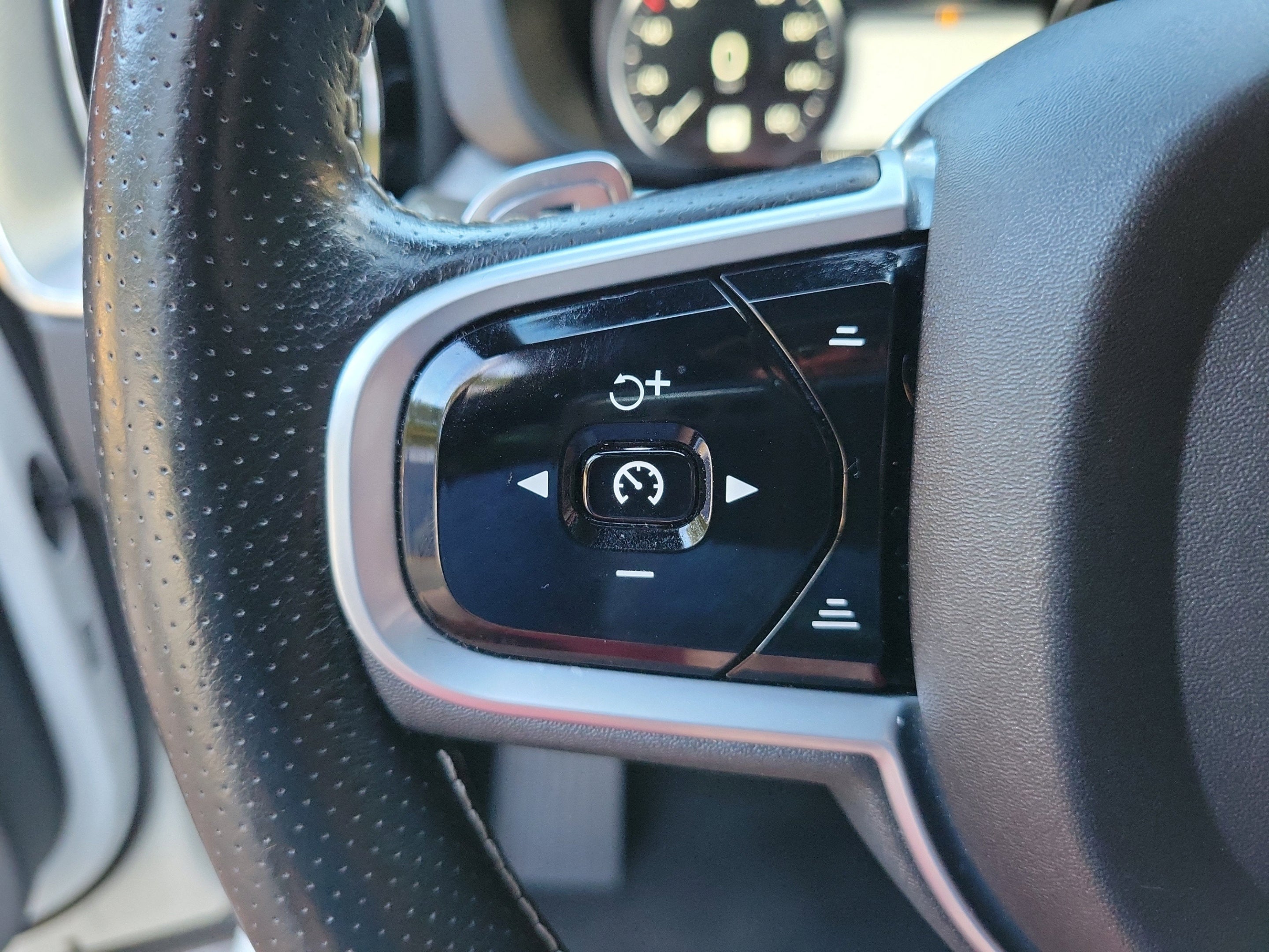 2019 Volvo XC60 T8 R-Design