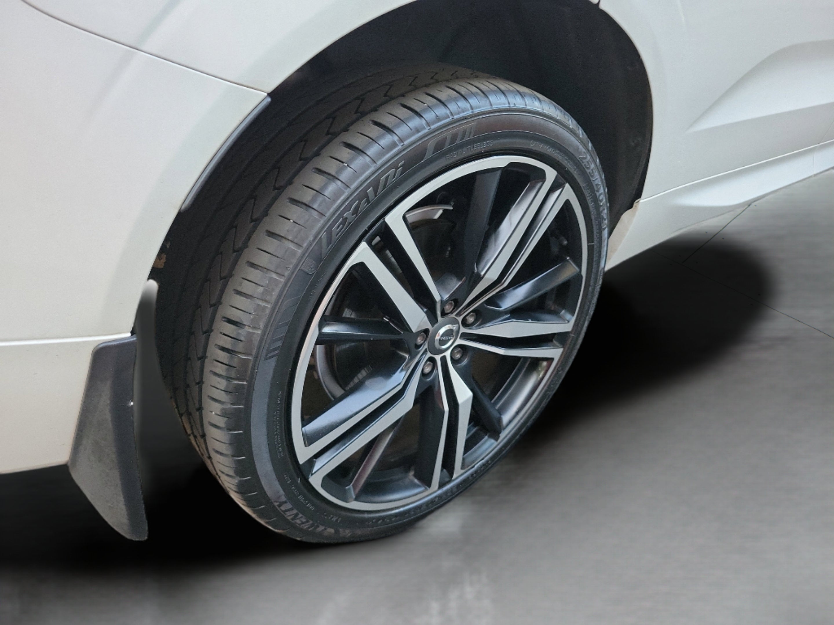 2019 Volvo XC60 T8 R-Design